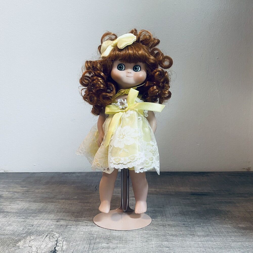 1997 Goebel Dolly Dingle Doll 9” August Vinyl Birthstone Doll, Peridot Twinkle